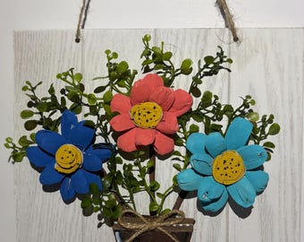 ソラウッドの花 3 輪のフラワーアレンジメントをあしらった手作りの木製看板です。