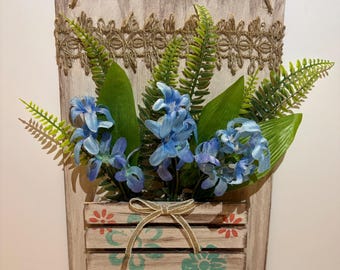 花をあしらった素朴な木製の壁掛け