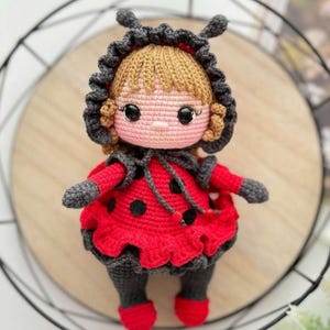 Mönster för virkad docka för nyckelpiga, amigurumi-plyschleksak (PDF digital nedladdning)