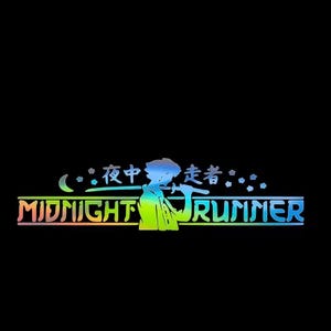 Puede incluir: Una pegatina holográfica con el texto "MIDNIGHT RUNNER" en un degradado arcoíris. El diseño presenta una figura silueteada tocando la flauta, con caracteres japoneses encima. El fondo es negro.