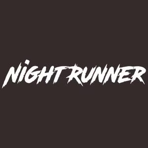 Puede incluir: Texto blanco "NIGHT RUNNER" en un estilo de pincelada audaz sobre un fondo gris oscuro. El texto tiene una estética robusta y vanguardista, con bordes afilados e irregulares, que sugieren velocidad y acción.