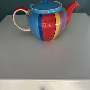 Teiera a righe multicolore dipinta a mano, modello Chatsford, della Whittard of Chelsea, in pensione. Ottime condizioni.