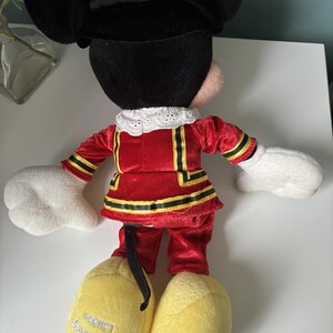 Peluche de Mickey Mouse, modelo Queens Beefeater de la Torre de Londres de Disney Store, 48 cm de altura. imagen 4