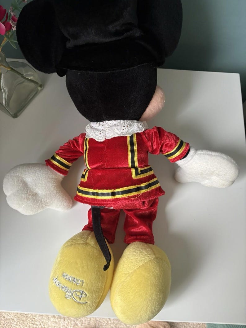 Peluche de Mickey Mouse, modelo Queens Beefeater de la Torre de Londres de Disney Store, 48 cm de altura. imagen 4