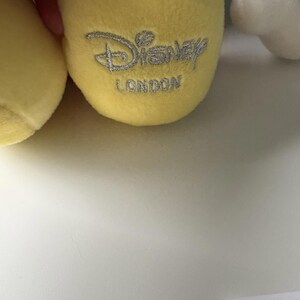 Peluche de Mickey Mouse, modelo Queens Beefeater de la Torre de Londres de Disney Store, 48 cm de altura. imagen 2