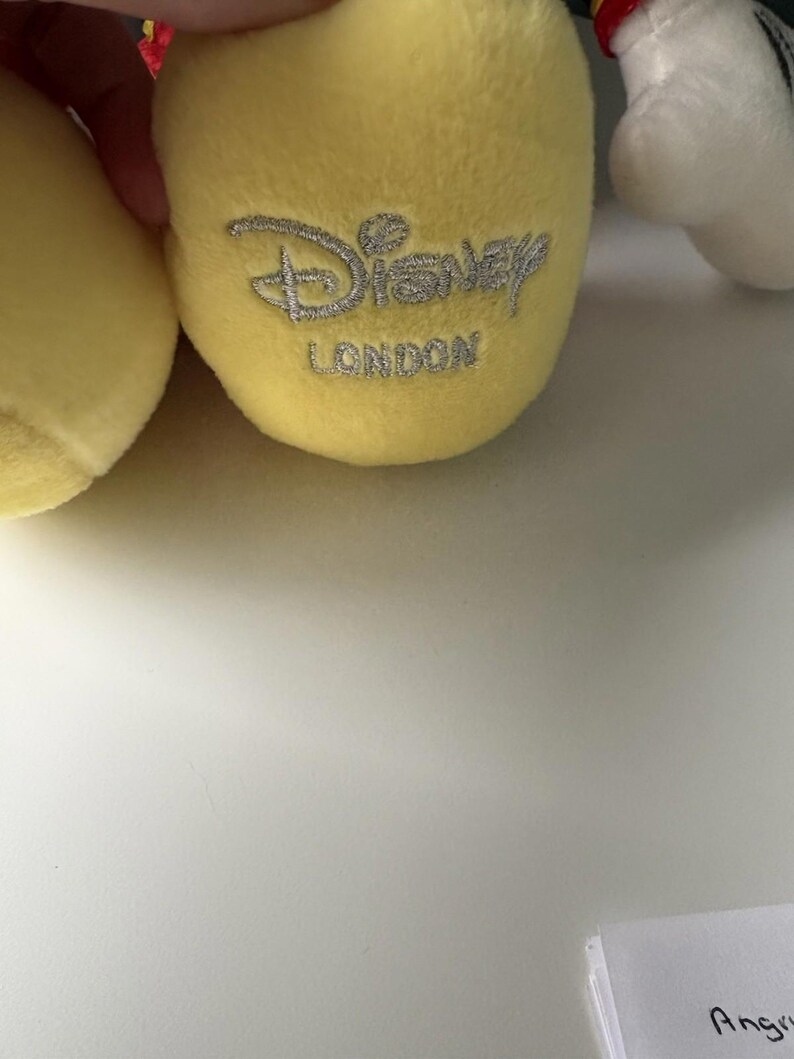 Peluche de Mickey Mouse, modelo Queens Beefeater de la Torre de Londres de Disney Store, 48 cm de altura. imagen 2