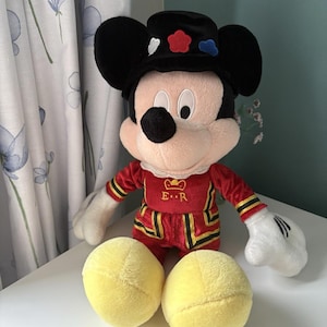 Peluche de Mickey Mouse, modelo Queens Beefeater de la Torre de Londres de Disney Store, 48 cm de altura. imagen 1