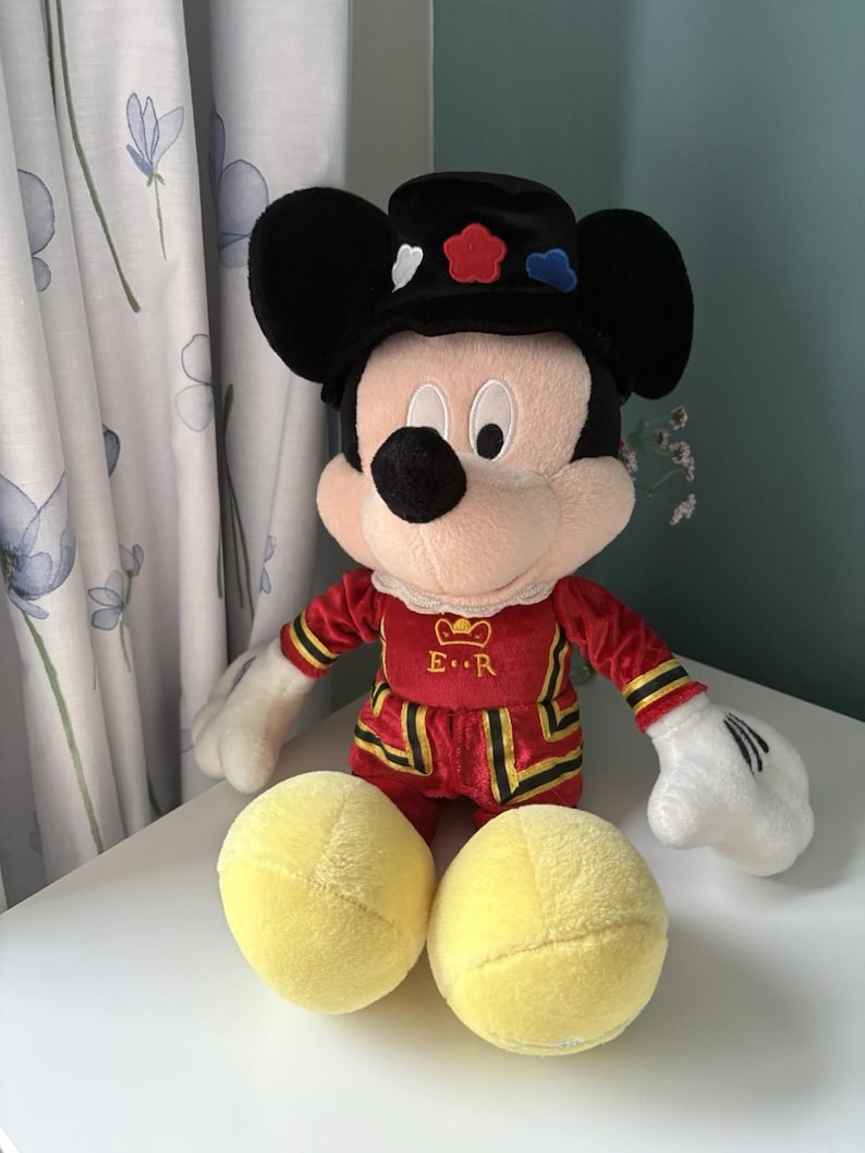 Peluche de Mickey Mouse, modelo Queens Beefeater de la Torre de Londres de Disney Store, 48 cm de altura. imagen 1