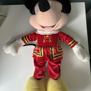 Peluche de Mickey Mouse, modelo Queens Beefeater de la Torre de Londres de Disney Store, 48 cm de altura. imagen 3