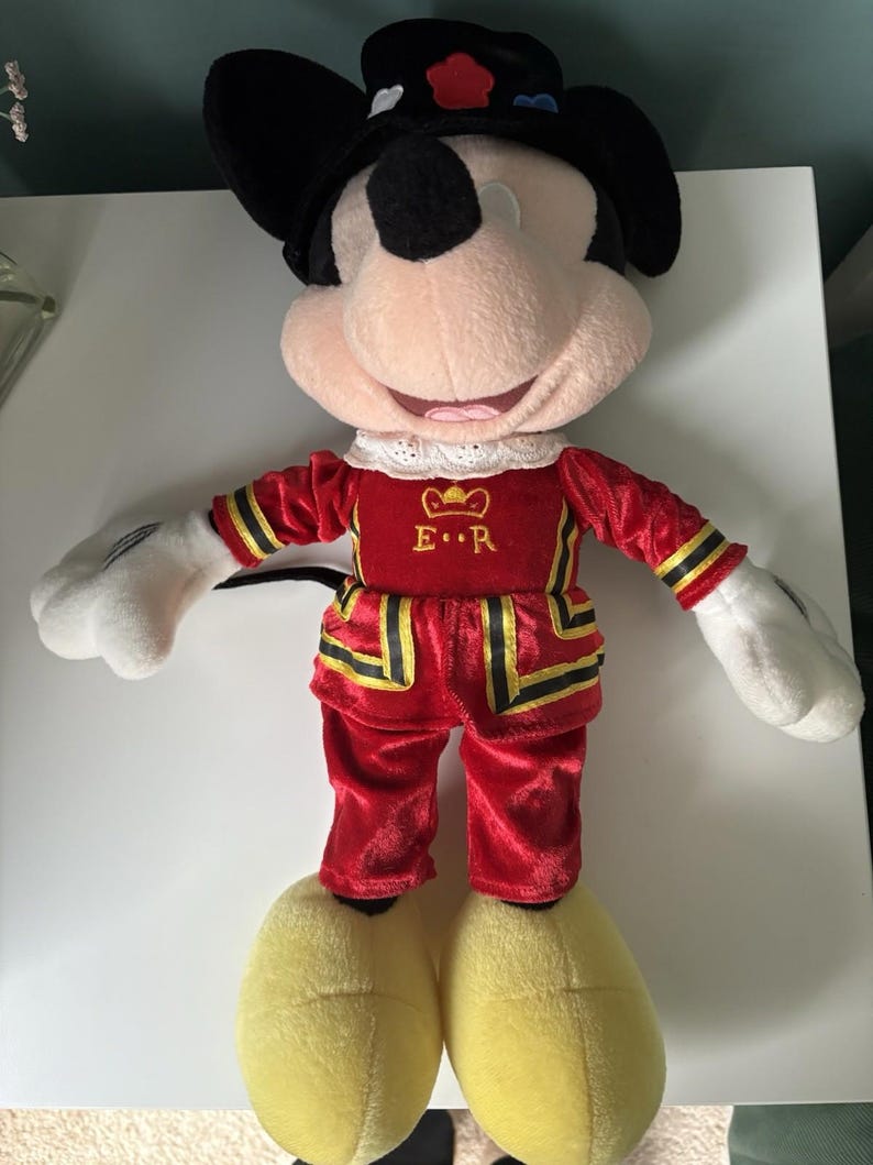 Peluche de Mickey Mouse, modelo Queens Beefeater de la Torre de Londres de Disney Store, 48 cm de altura. imagen 3
