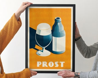 Puede incluir: Un póster enmarcado con fondo amarillo que muestra un vaso de cerveza oscura y una botella de cerveza. El texto "PROST" está impreso en blanco en la parte inferior del póster.
