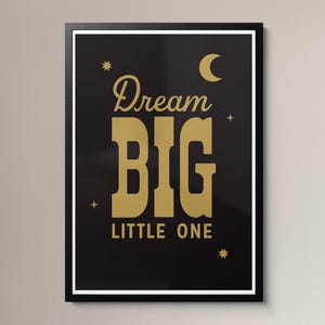 Dream Big Little One - Póster tipográfico motivacional e inspirador para sala de juegos infantil, habitación infantil, impresión artística en papel dorado.