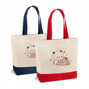 Peut inclure: Deux sacs fourre-tout en toile. L'un a une base et des poignées bleu marine, l'autre une base et des poignées rouges. Chaque sac présente un motif de panda de dessin animé avec des cœurs. Les sacs sont blanc cassé et de forme rectangulaire.