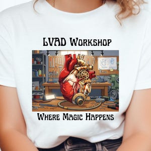 LVAD Workshop, waar magie gebeurt T-shirt | Mechanisch menselijk hartontwerp, cadeau voor hartoverlevende, T-shirt voor medische innovatie, LVAD Awareness