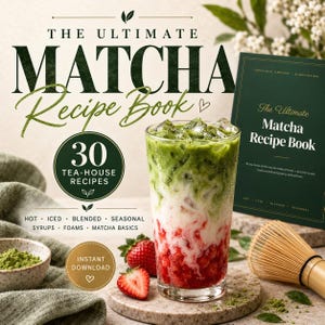 Puede incluir: Un libro de recetas digital titulado The Ultimate Matcha Recipe Book con 30 recetas, un vaso de latte de matcha con fresa helado con capas visibles de fresa roja, leche blanca y matcha verde, y un batidor de bambú.