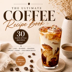 Può includere: Una copertina di un libro di ricette di caffè intitolata The Ultimate Coffee Recipe Book con 30 ricette in stile bar. Il testo include hot, iced, blended, seasonal, syrups, foams, cold-brew basics e instant download. Un bicchiere di caffè freddo è accanto.