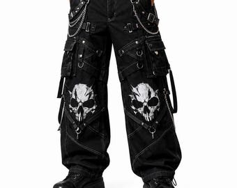 Calça cargo preta gótica com estampa de caveira, estilo streetwear, perna larga.