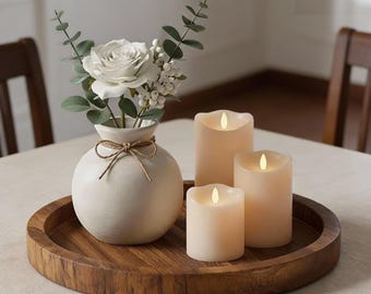Plateau rond en bois, bougie de ferme rustique et assiette décorative