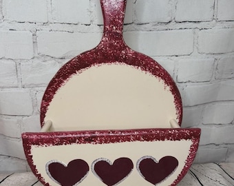 Vintage Wandhaken aus Holz im Landhausstil mit Herzmotiv für die Küche, ideal als Papptellerhalter.
