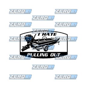 Op de afbeelding: Zwart-wit afbeelding van een boot op een aanhanger met een buitenboordmotor. De tekst "I HATE" staat boven de boot en "PULLING OUT" eronder. De afbeelding bevat meerdere keren de tekst "ZERO LAZER ENGRAVING".