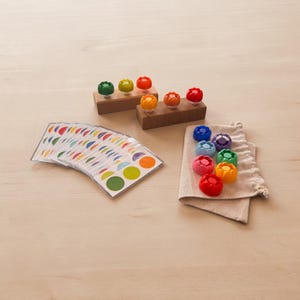 Nachhaltig hergestelltes Montessori Schraubspiel zum Farben lernen, sortieren und üben der Feinmotorik. Praktisches Reisespiel oder Geschenk
