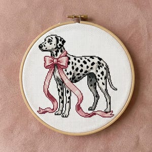 ピンクのリボンをつけたダルメシアンのクロスステッチPDFパターン - 初心者向け刺繍（パターンキーパー対応）