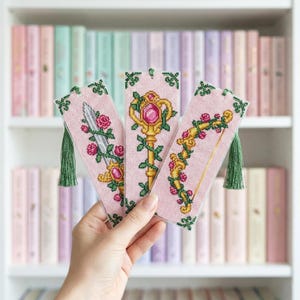 Può includere: Un set di tre tazze in ceramica con finitura opaca e macchiettata. Le tazze sono nei toni del crema, marrone chiaro e marrone scuro. Ogni tazza ha un design semplice e minimalista e un manico arrotondato.