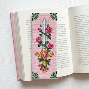 Puede incluir: Un letrero de madera rústica con el texto "Welcome to our home" en letras blancas. El letrero presenta un acabado envejecido y un diseño simple y acogedor, ideal para un porche o entrada.