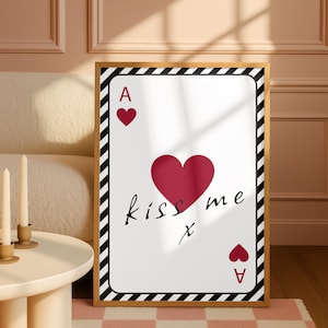 As de Corazones - Lámina "Bésame" / Carta de corazones rojos con frase de afecto, rayas blancas y negras, póster decorativo para pared (descarga digital)