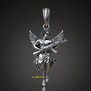 Puede incluir: Colgante de plata que representa un &aacute;ngel con alas, sosteniendo un rifle de asalto. El &aacute;ngel est&aacute; esculpido con detalle, en una pose cl&aacute;sica. El colgante tiene un lazo para una cadena. El texto "B.L. JEWELS HUB" est&aacute; en la parte inferior.