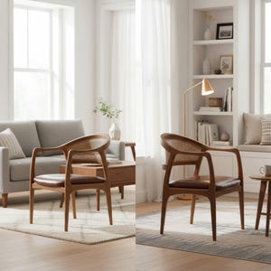 Pode incluir: Duas poltronas de madeira com encostos tecidos e assentos de couro marrom s&atilde;o exibidas em uma sala de estar moderna e brilhante. As cadeiras t&ecirc;m apoios de bra&ccedil;os curvos e est&atilde;o posicionadas em um tapete, com um sof&aacute; e uma mesa lateral ao fundo.