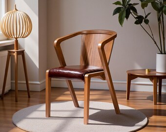 Cadeira de jantar artesanal em madeira maciça, móvel moderno e minimalista com assento em couro.