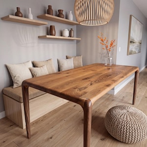 Mesa de comedor artesanal de nogal macizo / Diseño orgánico escandinavo de mediados de siglo, hecha a mano, tamaños personalizados.