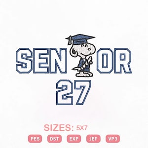 Op de afbeelding: Een borduurontwerp met de tekst SENIOR 27 in blauw omrande witte blokletters. Een getekende hond met een blauwe afstudeerhoed en toga houdt een diploma vast. De tekst SIZES: 5x7 en de bestandsformaten PES, DST, EXP, JEF, VP3 staan onderaan.