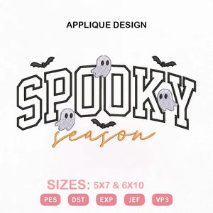 Może przedstawiać: Wzór do haftu aplikacyjnego z napisem SPOOKY dużymi literami z czarnym obrysem oraz słowem season pomarańczową kursywą. Trzy małe białe duszki i trzy czarne nietoperze są rozmieszczone wokół tekstu. SIZES: 5X7 & 6X10.
