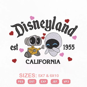 以下が含まれることがあります： ディズニー/ピクサー映画のウォーリーとイヴをフィーチャーした刺繍デザイン。テキスト「Disneyland California est 1955」とピンクと赤のハートが含まれており、刺繍プロジェクトに最適です。