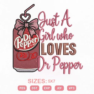 Puede incluir: Diseño bordado con una lata de Dr Pepper con lazo y pajita, y el texto « Just A Girl who LOVES Dr Pepper ». El diseño es en tonos rosas y marrones, con el tamaño 5x7.