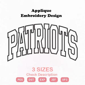 Puede incluir: Un diseño de bordado de aplique que presenta la palabra PATRIOTS en una fuente universitaria arqueada y con contorno negro. Debajo del texto, la imagen muestra el texto rosa 3 SIZES, Check Description y cinco botones rosas etiquetados PES, DST, EXP, JEF, VP3.