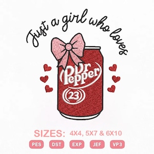 以下が含まれることがあります： 赤いDr. Pepperの缶にピンクのリボンと「Just a girl who loves」の文字が刺繍されたデザイン。小さな赤いハートが缶を囲んでいます。デザインには「SIZES: 4X4, 5X7 & 6X10」の文字が含まれています。