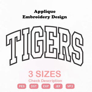 Puede incluir: Un diseño de bordado de aplique con la palabra TIGERS en una fuente varsity arqueada y negrita con contorno negro. La imagen incluye el texto Applique Embroidery Design, 3 SIZES, Check Description y los formatos de archivo PES, DST, EXP, JEF, VP3.