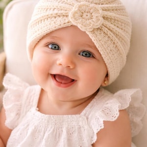 Patroon gehaakte babymutsje met tulband: geribbelde beanie met rozenbloem (0-12 maanden) (pdf-download)