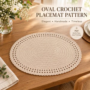 Può includere: Un modello di tovaglietta ovale all'uncinetto di colore beige chiaro. Il testo OVAL CROCHET PLACEMAT PATTERN, Elegant, Handmade, Timeless e PDF DIGITAL PATTERN è visibile. La tovaglietta presenta un centro solido con un bordo traforato.