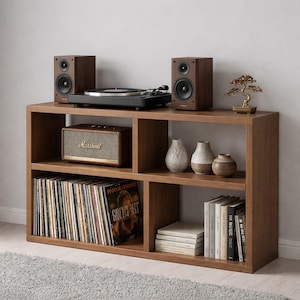 Puede incluir: Un letrero de madera rústico con el texto "Welcome to our home" en letras blancas. El letrero presenta un acabado envejecido y un diseño simple y acogedor, ideal para la decoración de la puerta principal.