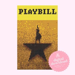 Puede incluir: Un patrón de punto de cruz con la palabra PLAYBILL en texto negro sobre un fondo amarillo. Debajo, una silueta negra de una persona de pie sobre una estrella grande se muestra en estilo pixelado sobre un fondo degradado dorado y amarillo.