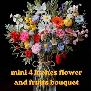 Pode incluir: Um colorido buquê de flores e frutas de crochê, com aproximadamente 10 cm de altura, em um vaso de vidro transparente amarrado com barbante. O buquê inclui bagas vermelhas, rosas cor-de-rosa e várias flores em tons de amarelo, laranja e azul. O texto "mini 4 inches flower and fruits bouquet" é exibido.