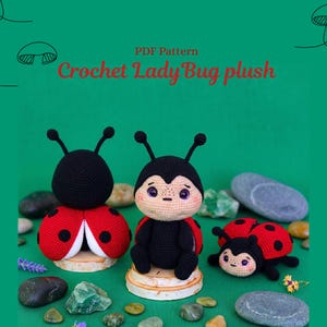 Pode incluir: Um padrão em PDF para uma pelúcia de joaninha em crochê com três figuras feitas à mão. Uma mostra as costas com asas vermelhas e pontos pretos, uma está sentada com rosto bege e olhos roxos, e uma terceira está deitada de barriga.