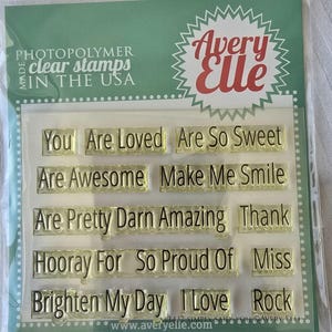 Peut inclure: Tampons en photopolymère transparents avec des phrases comme "Tu es aimé(e)", "Génial" et "Égayez ma journée". L'emballage transparent porte le logo Avery Elle et l'inscription "Made in the USA".
