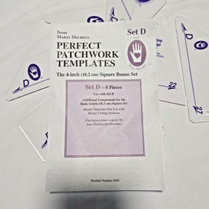 Könnte beinhalten: Eine weiße Anleitung für Marti Michell Perfect Patchwork Templates Set D, das 4-Zoll (10,2 cm) Quadrat-Bonus-Set mit 8 Teilen. Die Broschüre enthält Text über Rollschneidesysteme und Präzisions-Eckkonzepte, umgeben von durchsichtigen Acryl-Schablonen.