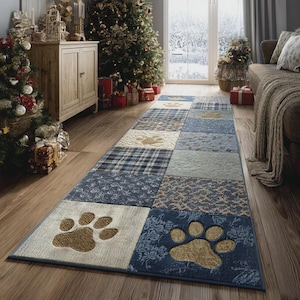 Può includere: Un tappeto rettangolare con un design patchwork. Presenta vari motivi blu e impronte di zampe color beige. Il tappeto è posizionato su un pavimento in legno in una stanza decorata per Natale.