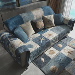 Peut inclure: Un ensemble de housse de canapé et de tapis matelassés bleus et blancs. L'ensemble présente un motif patchwork avec des motifs de coquillages et d'étoiles de mer. Des coussins décoratifs bleus et beiges complètent le thème côtier.